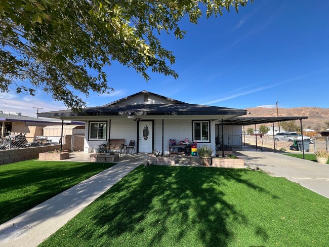 Building Photo - Beautiful 3 Bedroom 1 Bathroom House with Fenced and Landscaped Yard with All Utilities Included