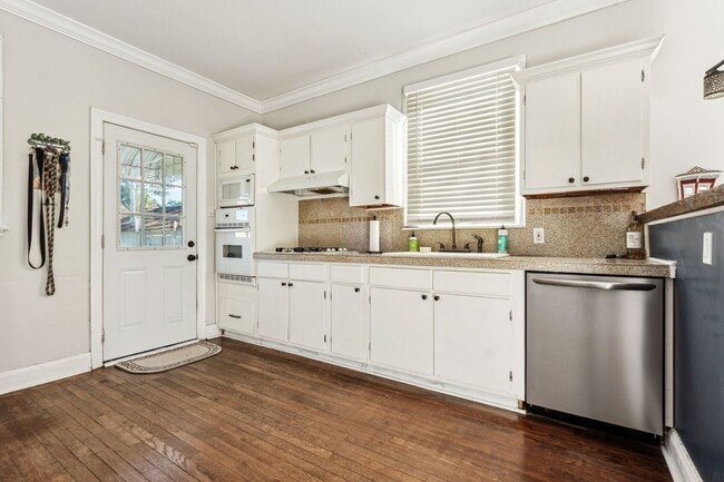 Building Photo - Cozy single family cottage near Ochsner with private driveway and large yard.