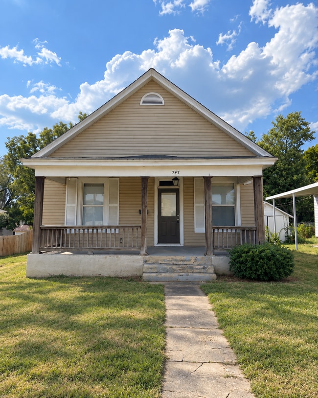 Building Photo - 747 S Fort Ave