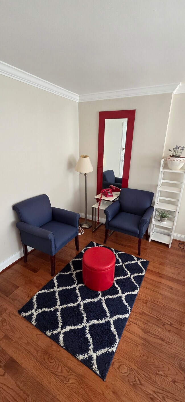 Sitting area - 1420 N St NW