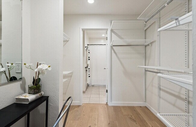 Foto del edificio - "Chic 1-Bed Oasis with Hardwood & Marble F...