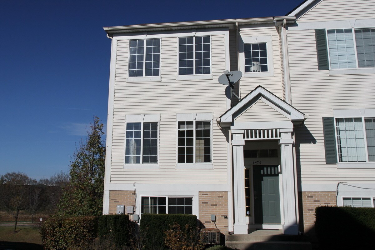 Primary Photo - 147 Enclave Cir