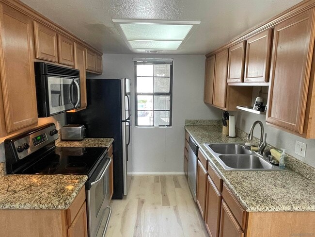 Building Photo - 15078 Avenida Venusto