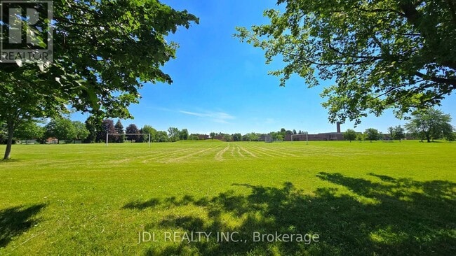 Building Photo - 233 Fairglen Ave