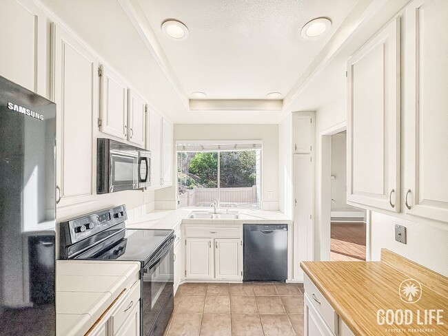 Building Photo - Beautiful 2B/2BA Townhouse with Attached 2...