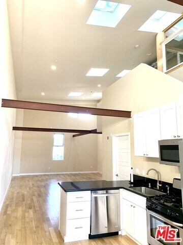 Building Photo - 2640 Lincoln Blvd