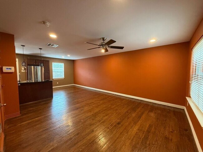 Foto del edificio - 4741 Bradford Dr