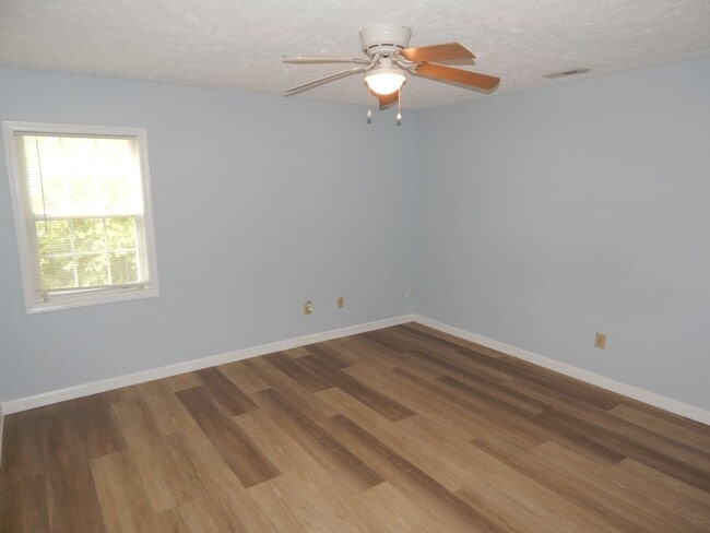 Building Photo - Adorable 2 bedroom 2 bath single family home with fully fenced in back yard. One car driveway.