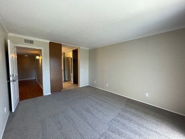 Foto del edificio - $500 Move In Special-Spacious Condo with D...