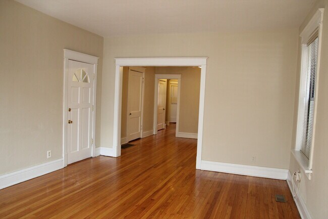 Building Photo - 6327 N Rosebury Ave