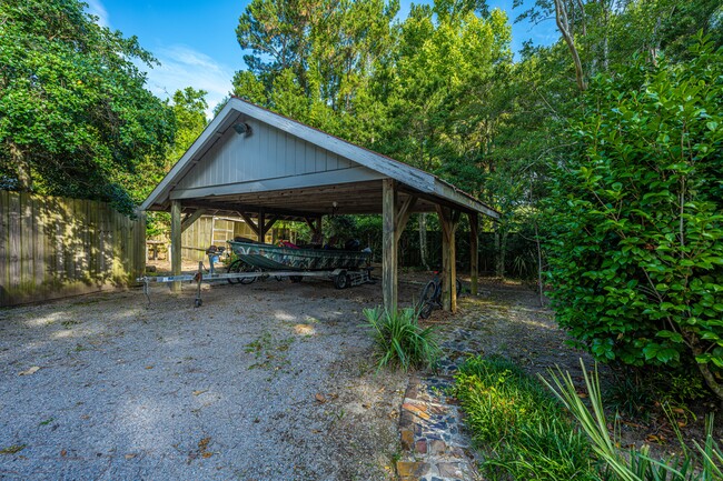 Building Photo - 685 Folly Rd