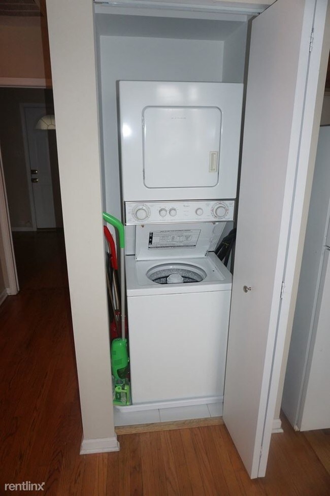 Building Photo - 2 br, 2 bath Condo - 2361 N California Ave