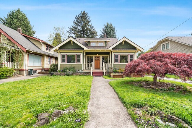 Foto del edificio - Gorgeous 4-bdrm/2.5-bath Craftsman in desi...