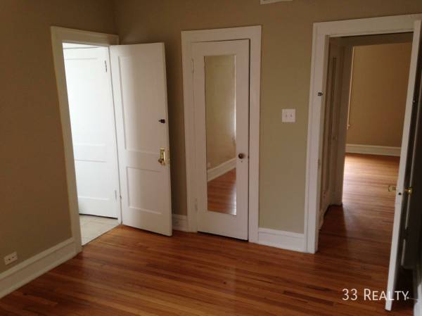 Building Photo - Top Floor 2 Bed 1 Bath in Rogers Park with...