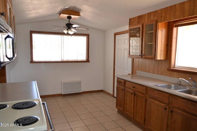 Building Photo - 677 S Warner Dr