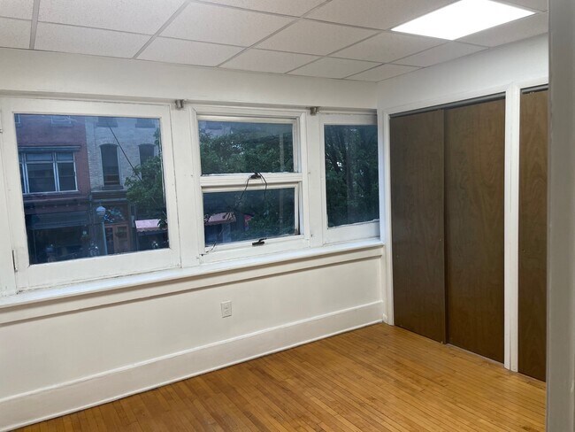 Building Photo - 204 N Centre St