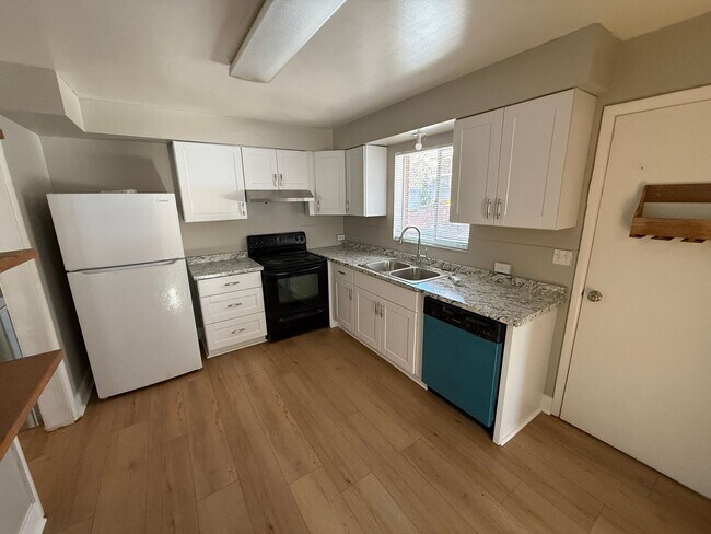 Foto del edificio - 5 Bedroom Home; Millcreek; 2800 sq ft; Large Fenced Yard