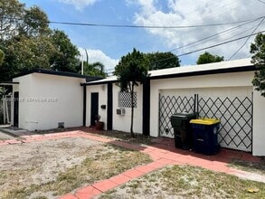 Building Photo - 42 SE 10th Terrace