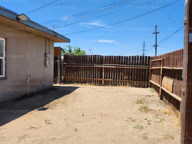Foto del edificio - 1 bedroom 1 bathroom  back house with a pr...