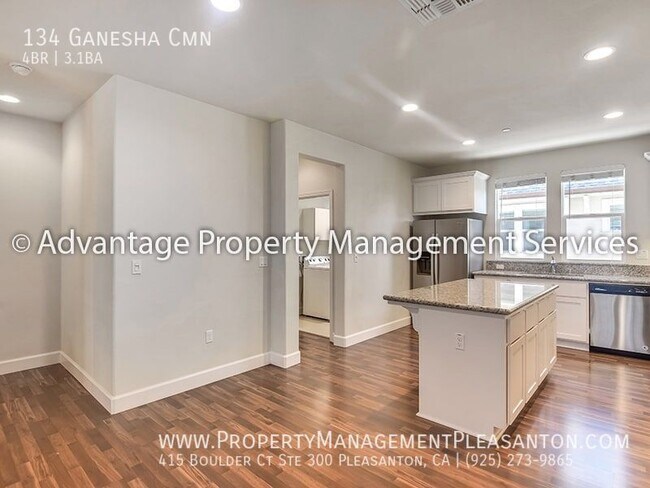 Building Photo - 4 bed, 3.5 bath, 1,710 sq. ft. townhouse