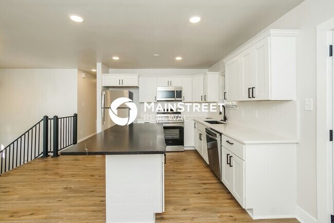 Building Photo - 4 Bedroom Pet-Friendly Home in KNOXVILLE, TN with Main Street Renewal