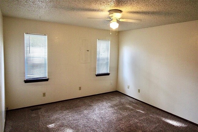 Building Photo - 312 Falcon Ct