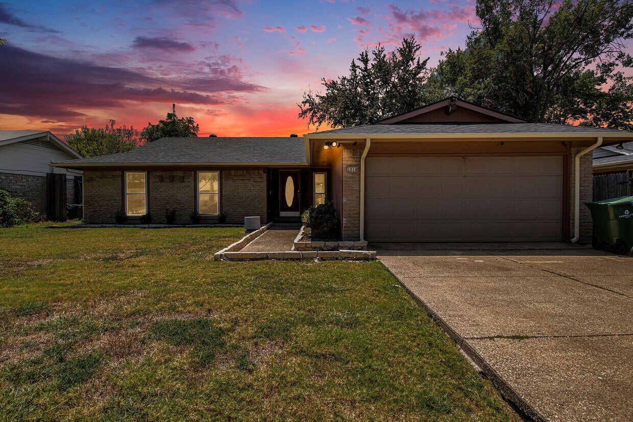 Foto principal - This charming home in Carrollton, Texas, i...