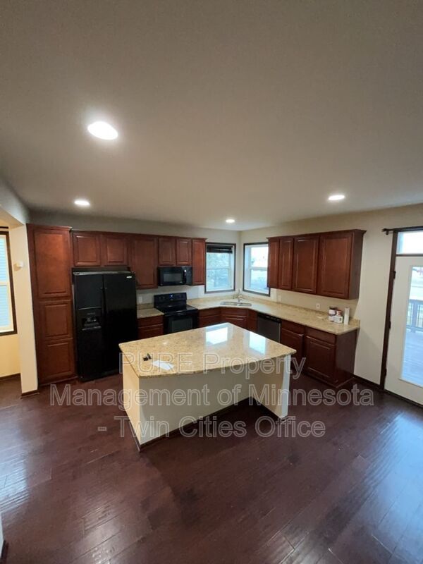 Foto del edificio - 1704 Basswood Ct