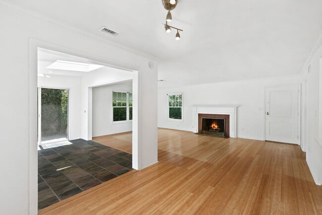 Foto del edificio - In the heart of the Coronado Village!