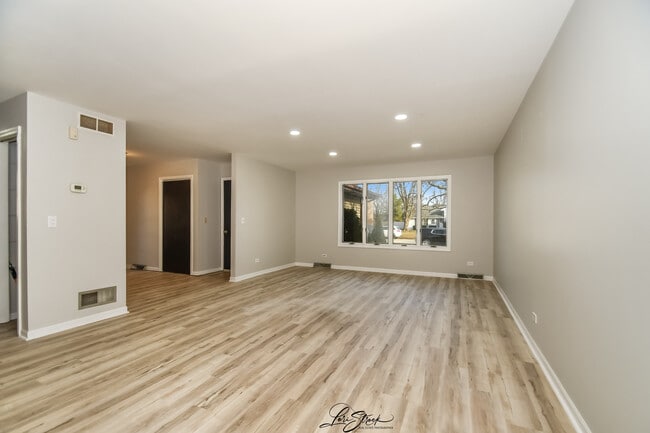 Building Photo - 605 S Raven Rd