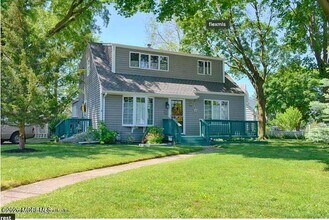 Building Photo - 901 Woodcrest Dr