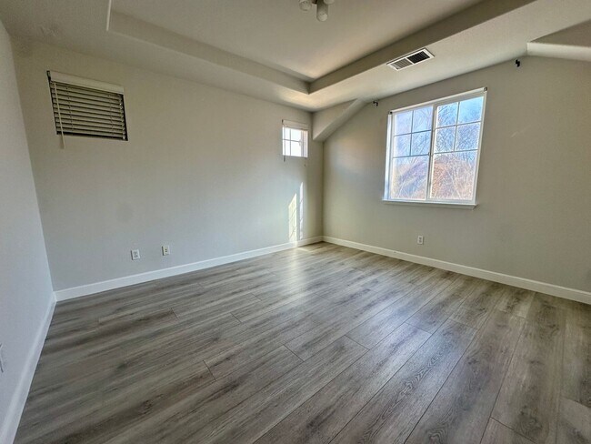 Foto del edificio - STYLISH SPACES FACING A GREENBELT DETACHED HOME | BLOCKS FROM EVERYTHING