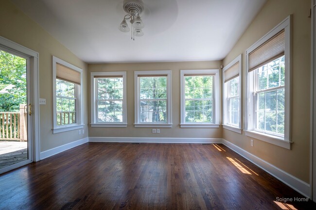 Building Photo - Spacious 4 bed / 4 bath home 5 minutes wal...