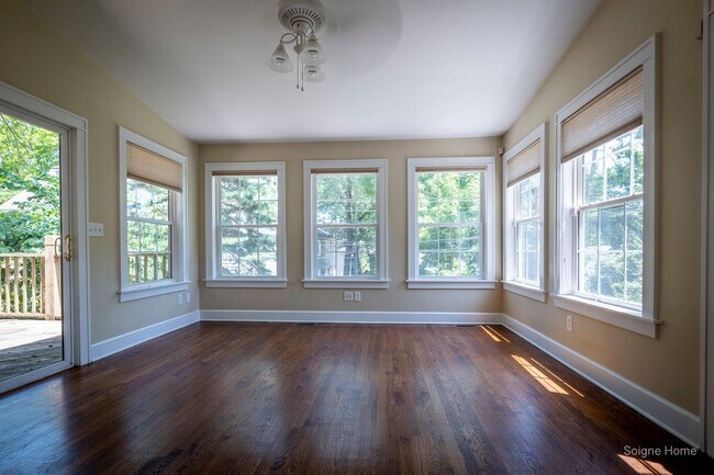 Foto del edificio - Spacious 4 bed / 4 bath home 5 minutes wal...