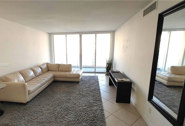 Foto del edificio - 5600 Collins Ave