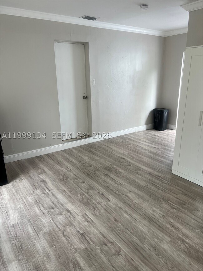 Building Photo - 1080 US-1