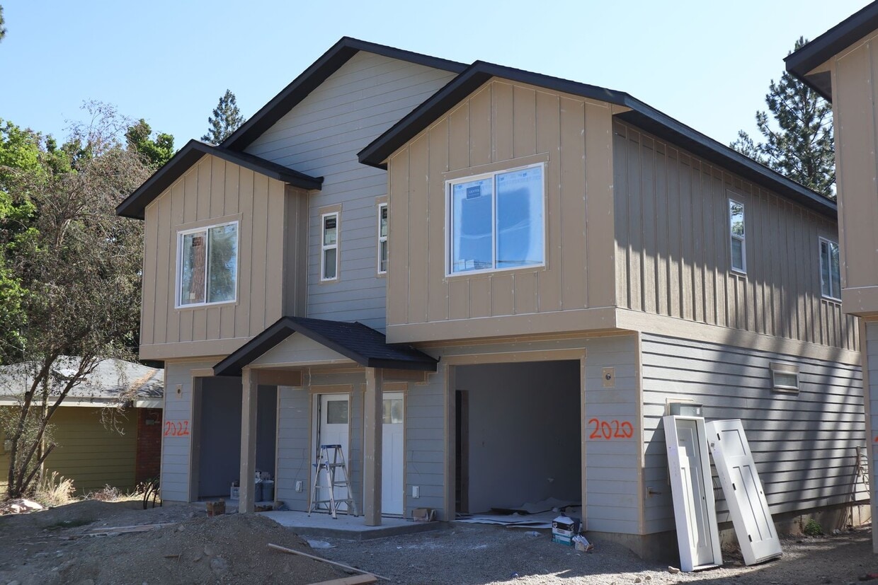 Building Photo - Duplex in CDA !