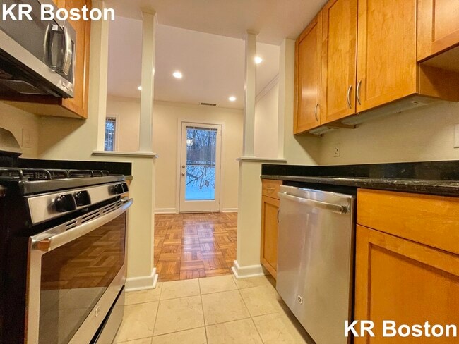 Building Photo - 4 Sherman Rd