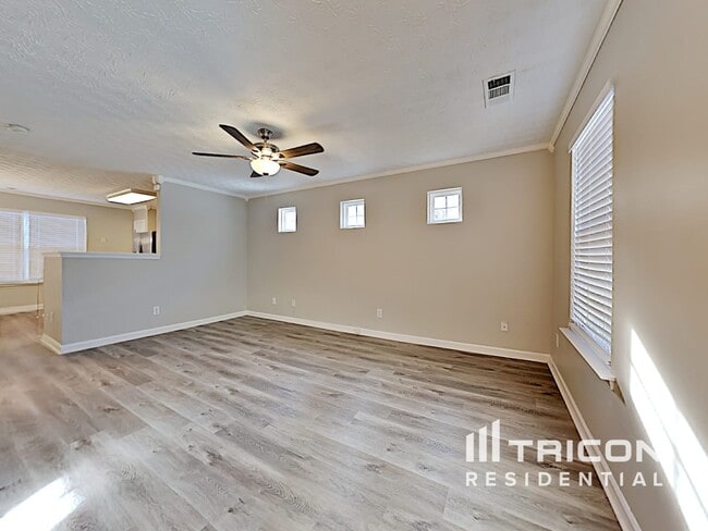 Building Photo - 264 Silver Ridge Dr