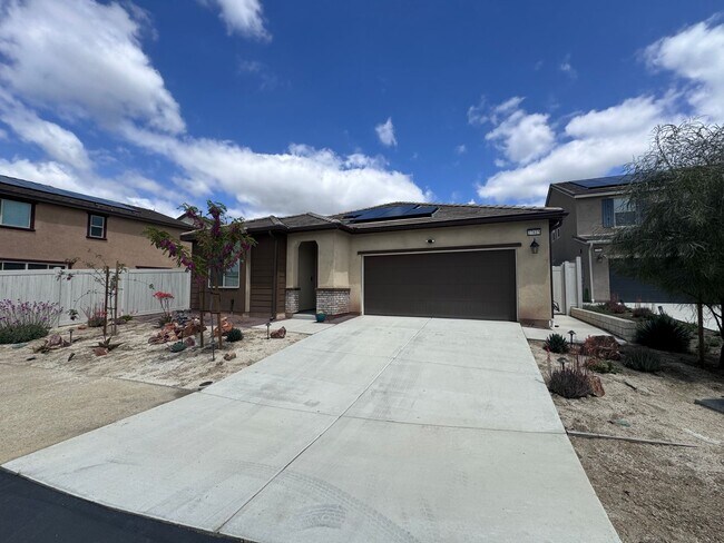 Foto del edificio - Single Level 4 Bedroom Home in the New Val...