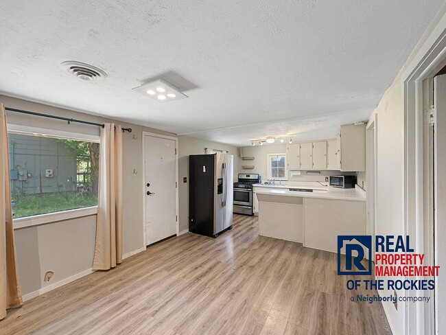 Building Photo - 2 Bed, 2 Bath with Yard, Parking & Laundry – Pet Friendly