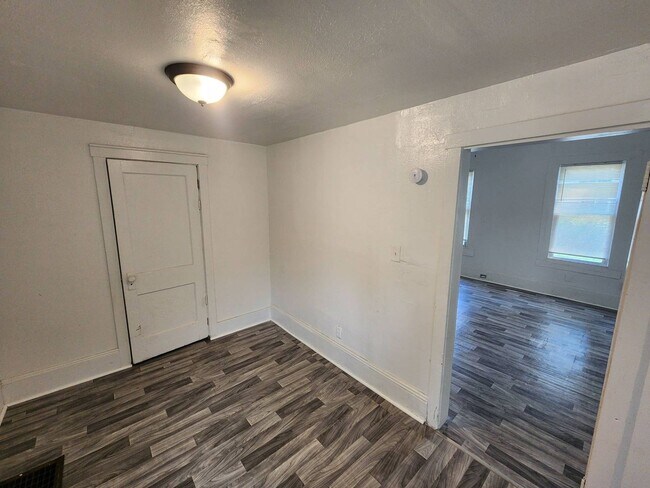 Building Photo - Charming 4-Bedroom Property in Prime Location