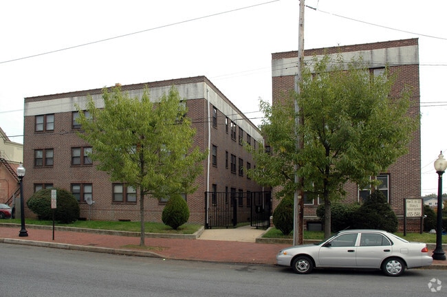 Building Photo - Adams Court Apartments