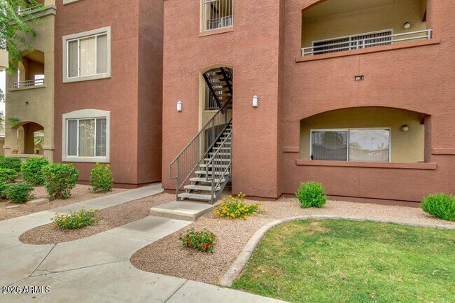 Foto del edificio - 5401 E Van Buren St