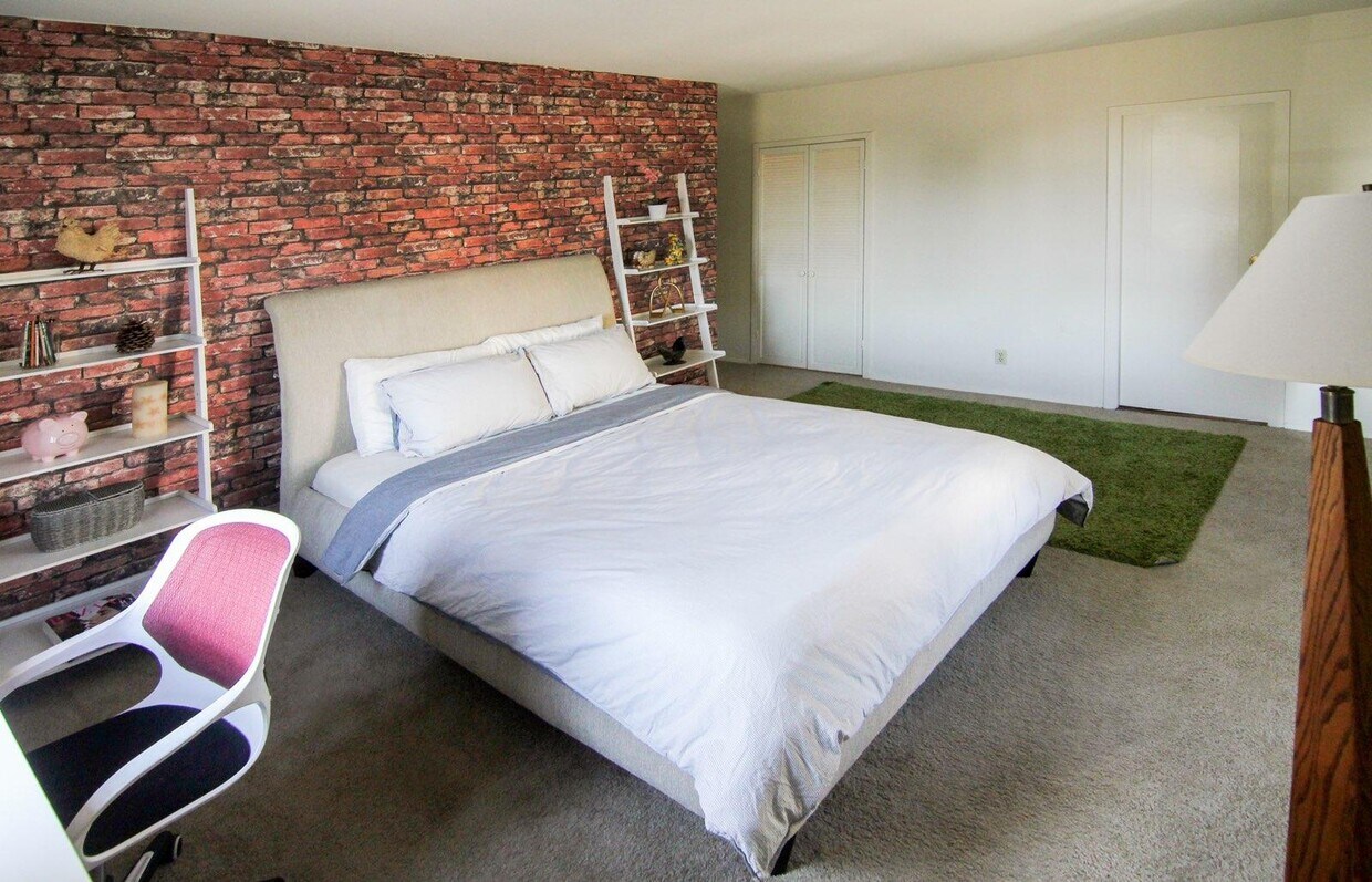 Masterbedroom rent in 2Bd/2Br - 431 S Burnside Ave