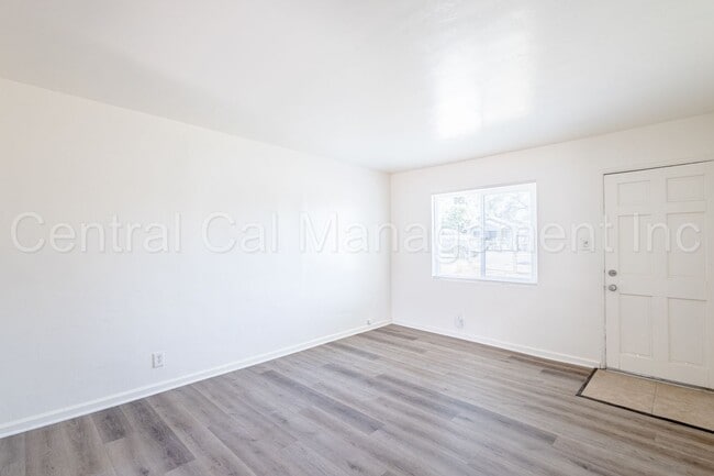 Building Photo - 3 Bedroom/1 Bath Home - $1595 Per Month!
