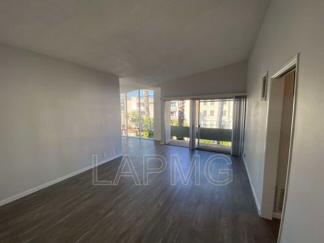 Building Photo - 828 4th St