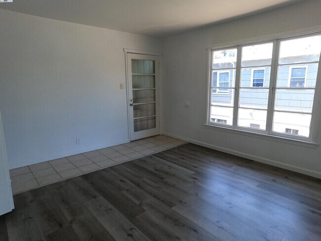 Foto del edificio - 7858 Bancroft Ave