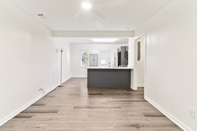 Foto del edificio - 839 Commodore Dr NW