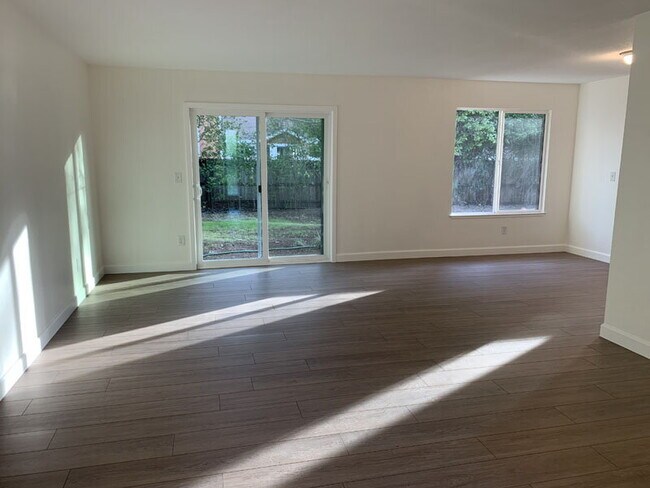 Foto del edificio - Recently remodeled home a short walk from Cameron Park Lake for rent!
